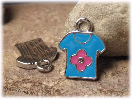 Berlock blå t-shirt ca 19x16 mm