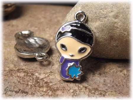 Berlock flicka med lila klänning ca 24x14 mm