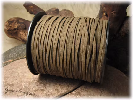 Fuskmocka mörk oliv bredd ca 3 mm