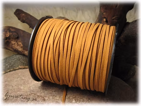 Gyllenbrunt band i fuskmocka 3 mm brett