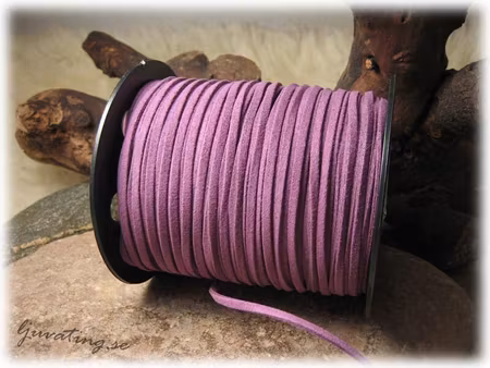 Fuskmocka lila bredd ca 3 mm