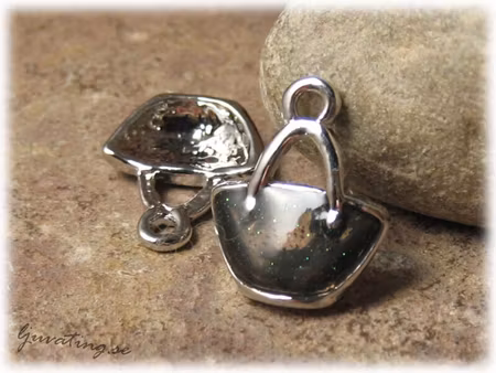 Berlock mörk grön väska ca 17x14 mm