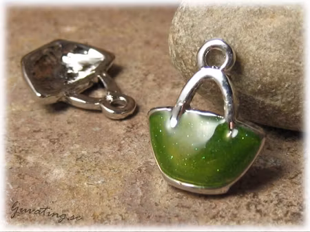 Berlock limegrön väska ca 17x14 mm