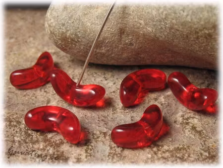 Röd transparent änglavinge i glas ca 13,5x6 mm