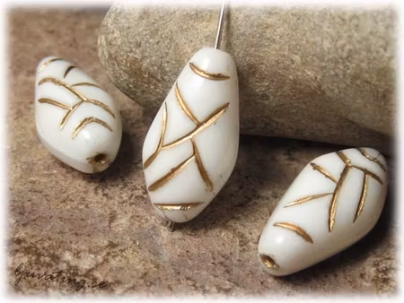 Opak vit glaspärla med guldinlägg ca 20x10 mm