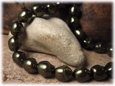 Grön vaxad glaspärla ca 13x12 mm