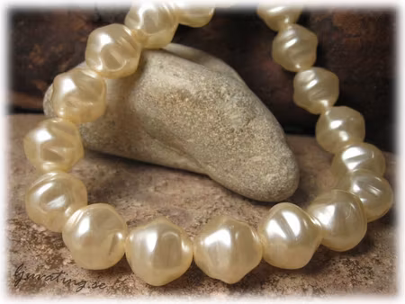 Antikvit vaxad glaspärla ca 13x14 mm