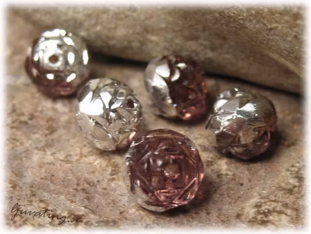 Rund glittrig plommonlila med silver ca 8 mm