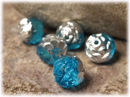 Rund glittrig blå med silver ca 8 mm