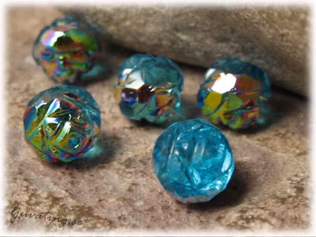 Rund glittrig blå med AB lyster ca 8 mm