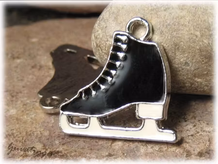 Berlock/Hänge svart skridsko ca 25x25 mm