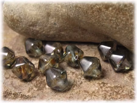Grågrönskimrande bicone med lyster ca 8 mm
