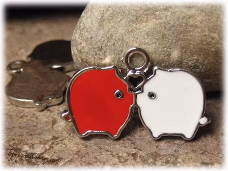 Berlock/Hänge pussande grisar röd/antikvit ca 25x15 mm