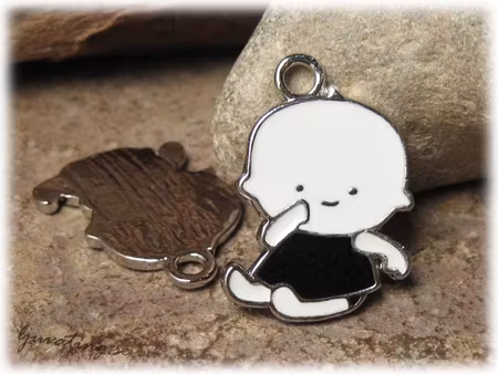 Berlock/Hänge baby svart/antikvit ca 18x25 mm