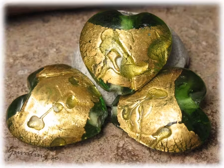 Hjärta grönt med guldfoil ca 25x25 mm