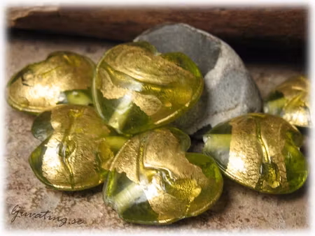 Hjärta limegrönt med guldfoil ca 21x20 mm