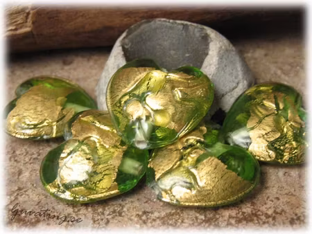 Hjärta mossgrönt med guldfoil ca 21x20 mm