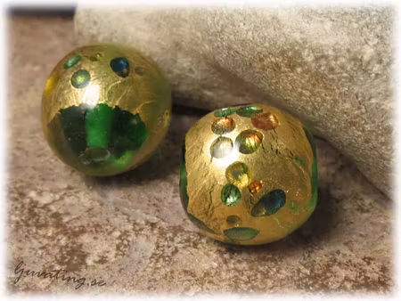 Mossgrön rund guldfoil flerfärgad dekor ca 18 mm