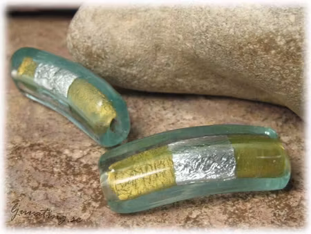 Avlång lite böjd guldfoil och silverfoil ca31x12mm