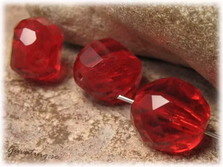 Röd facetterad stair ca 14x14x11 mm