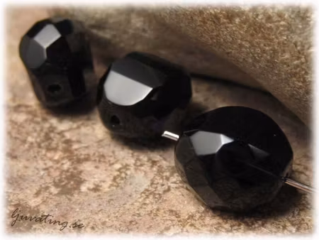 Svartlila facetterad stair ca 14x14x11 mm