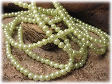 Lackad ljus grön rund glaspärla 40-pack ca 4 mm