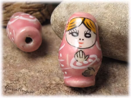 Pärla i porslin rosa rysk docka ca 27x16 mm