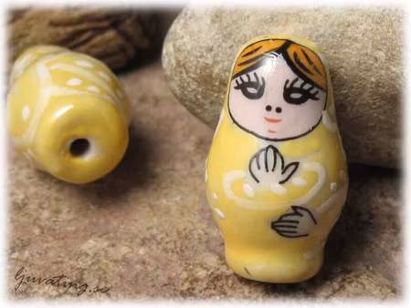 Pärla i porslin gul rysk docka ca 27x16 mm