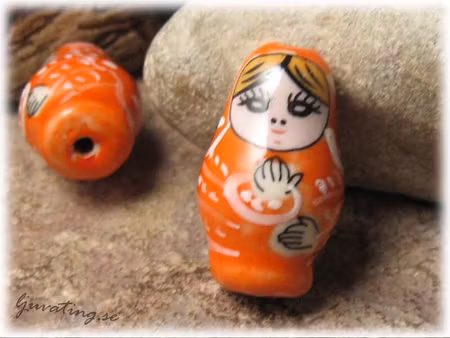 Pärla i porslin orange rysk docka ca 27x16 mm