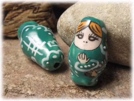 Pärla i porslin grön rysk docka ca 27x16 mm