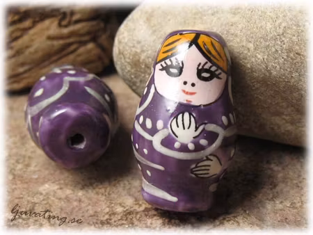 Pärla i porslin lila rysk docka ca 27x16 mm