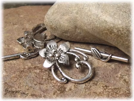 Toggle lås blomma i tibetsilver ca 30x20 mm