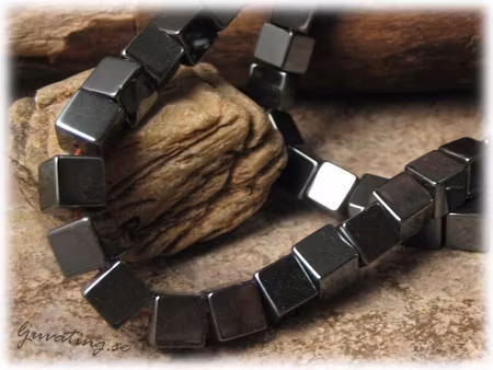 Kub i hematit 1 styck ca 8x8 mm