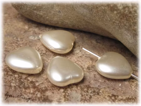 Antikvit vaxad tjeckisk glaspärla hjärta ca 11 mm