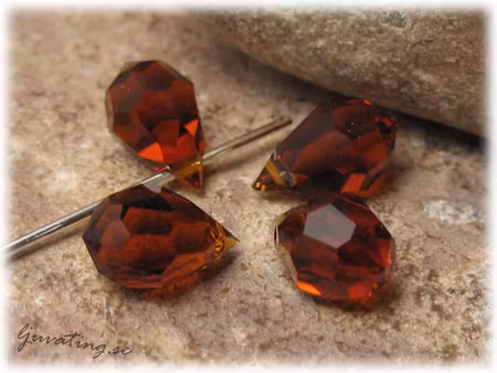 Mörk topaz droppe i slipad kristall ca 10x6 mm