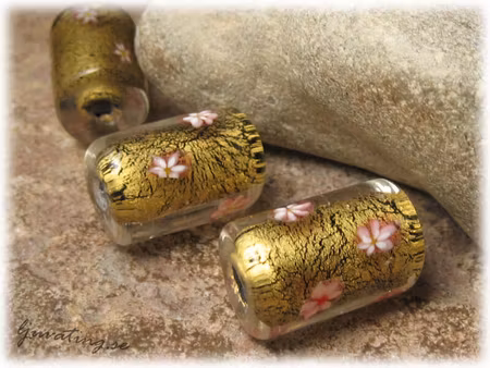 Rund avlång guldfoil med blommor ca 21x14 mm