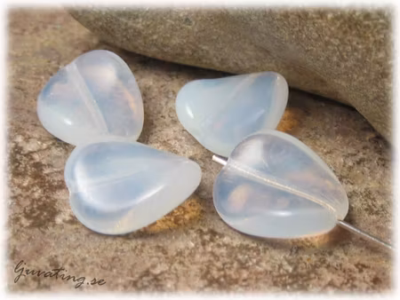 Vriden glaspärla vit opal med lyster ca 16x13 mm