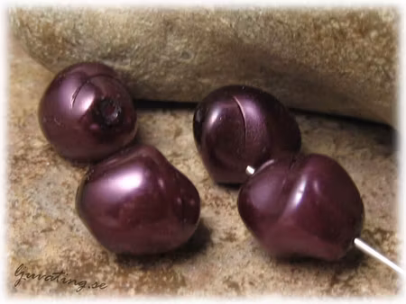 Plommonfärgad vaxad glaspärla ca 13x11 mm