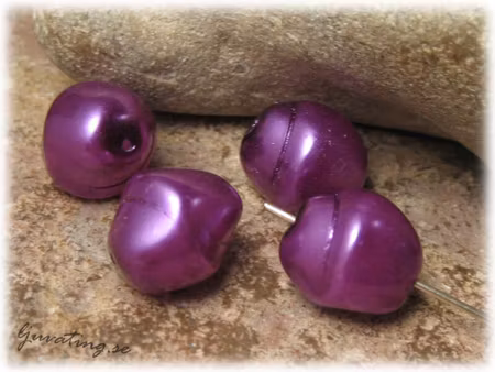 Vaxad lila glaspärla ca 13x11 mm