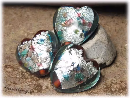 Hjärta med multifläckar basfärg röd ca 22 mm