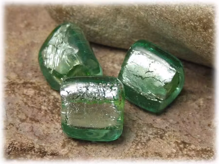 Trekantig lime grön silverfoil pärla ca 12x12 mm