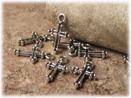 Berlock litet kors i tibetsilver ca 14x9 mm