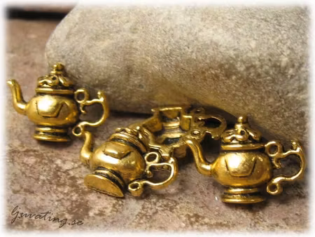 Berlock kittel - kanna antik guldfärgad ca 22x15mm