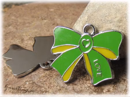 Berlock rosett text love grön ca 29x25 mm