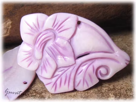 Hänge lila blomma i snäckskal ca 63x45 mm