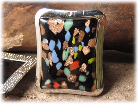 Glashänge flerfärgat i metallram ca 53x43 mm