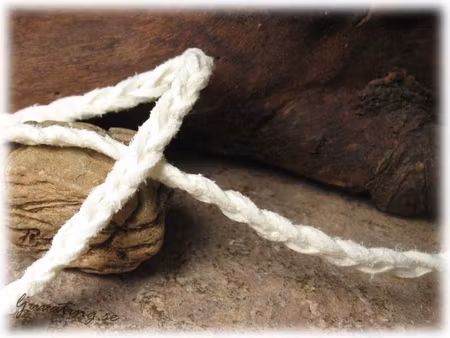 Flätat cream fuskmockaband bredd ca 5 mm