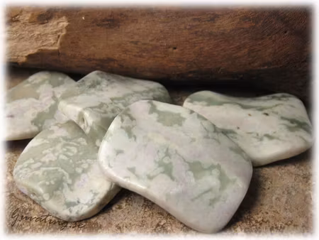 Grönmelerad vågig rektangel peace sten ca 40x30 mm