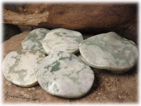 Grönmelerad vågig oval peace sten ca 50x40 mm