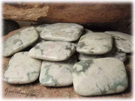 Grönmelerad sten facetterad rektangel ca 40x30 mm